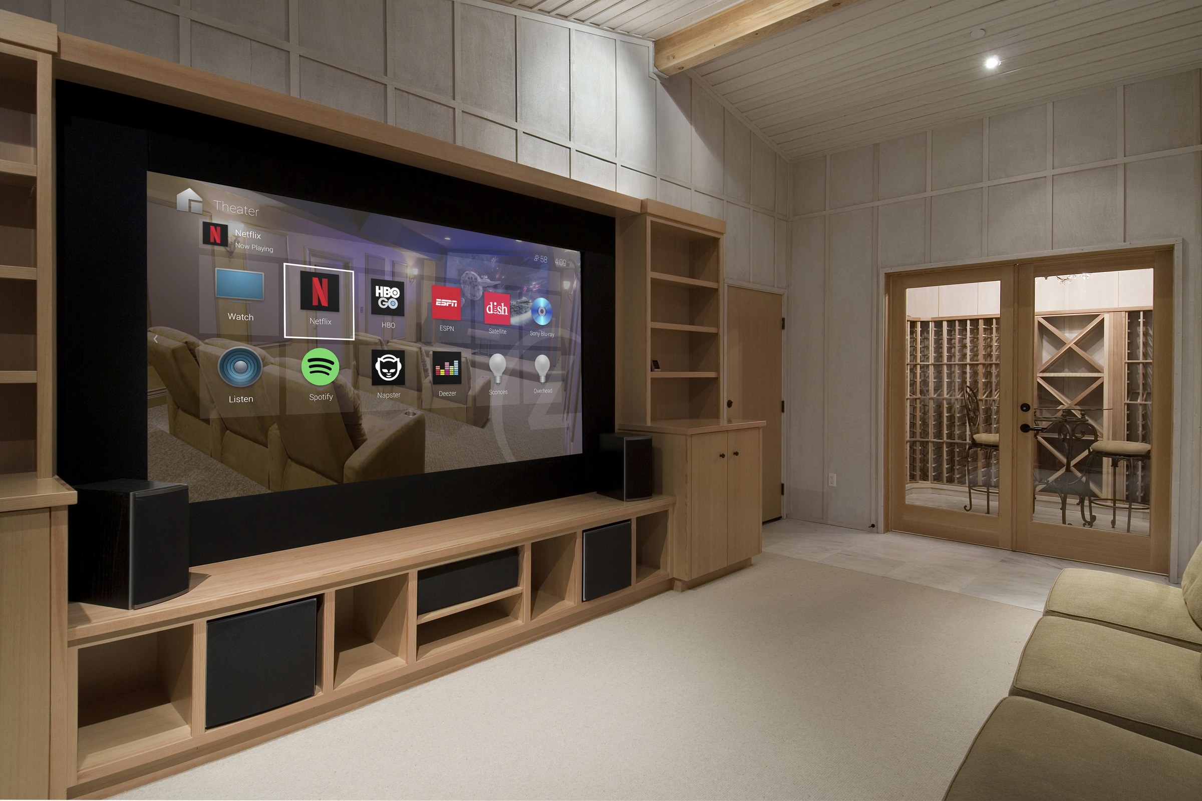 Grand téléviseur affichant l’interface Control4 dans une salle multimédia